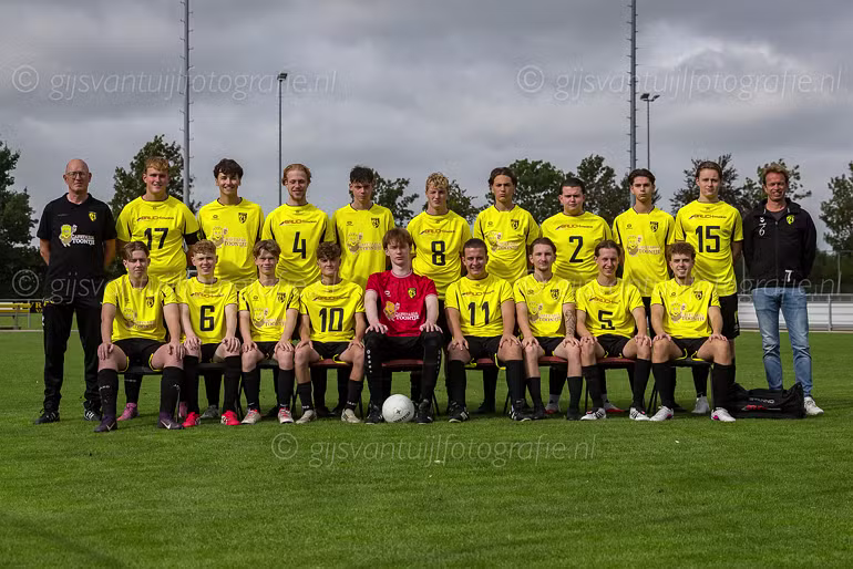 2026_09_19 GVV63 JO19 1 Elftal en sponsors